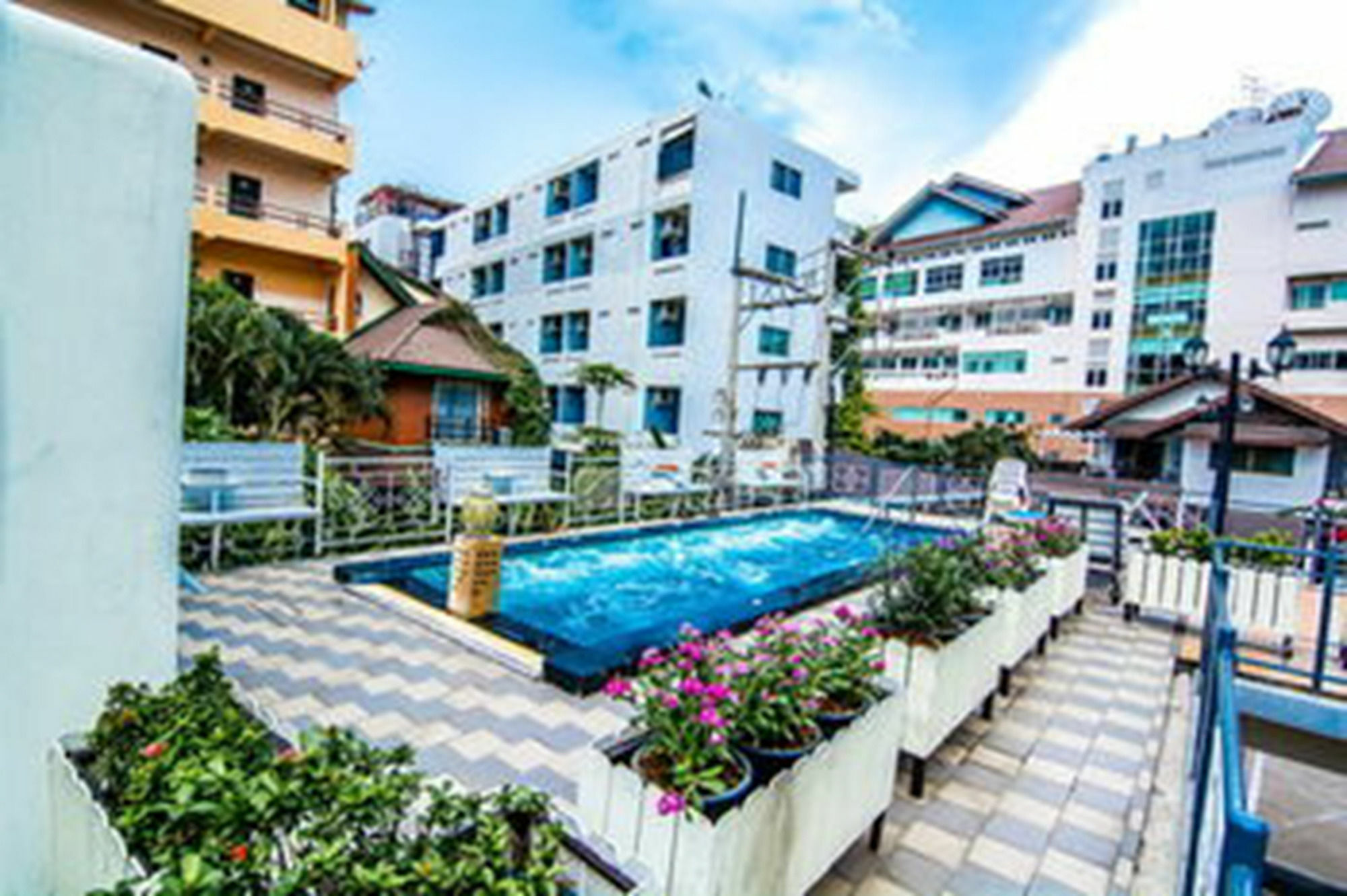 Sutus Court 2 Hotell Pattaya Eksteriør bilde