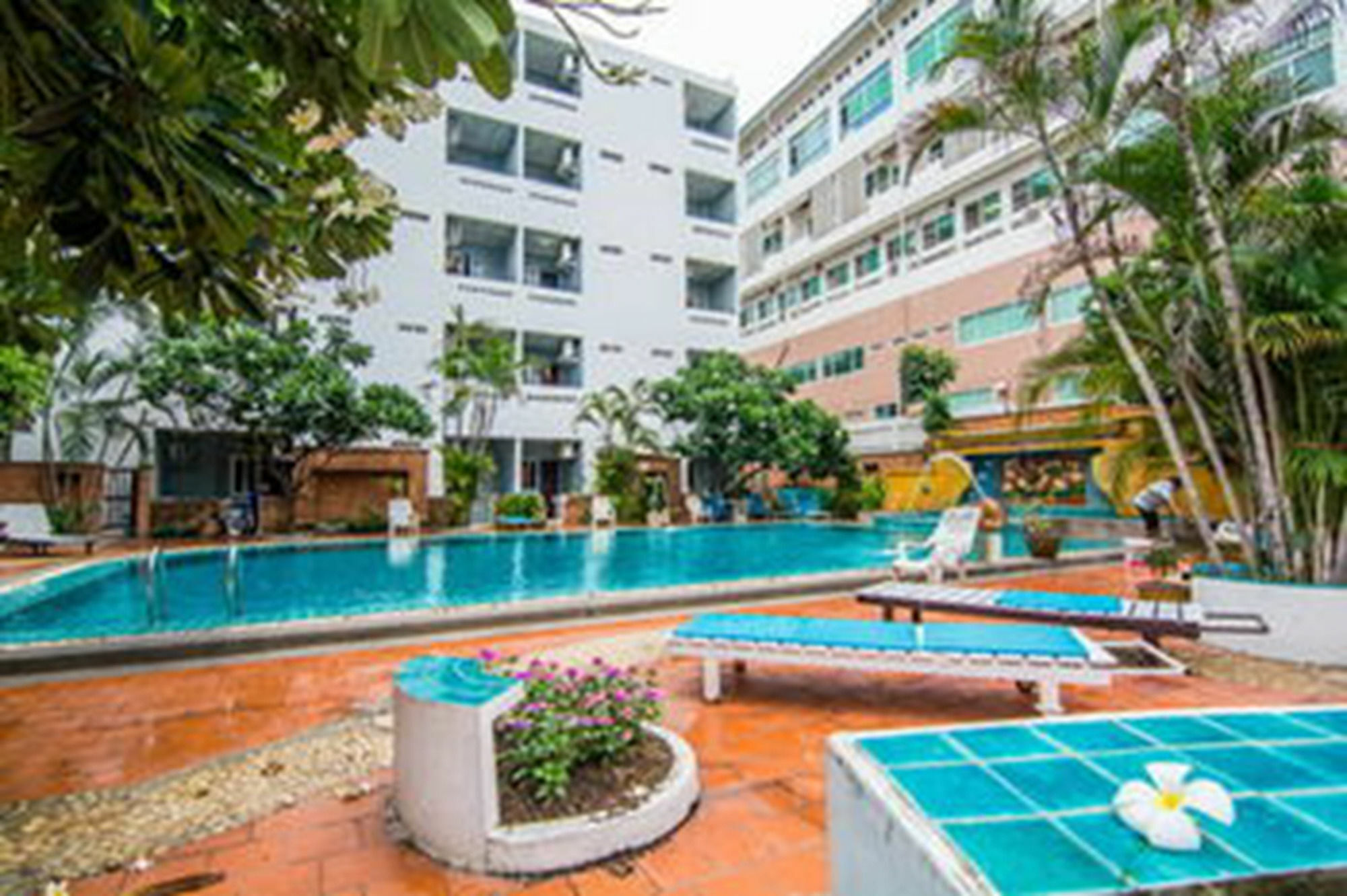 Sutus Court 2 Hotell Pattaya Eksteriør bilde